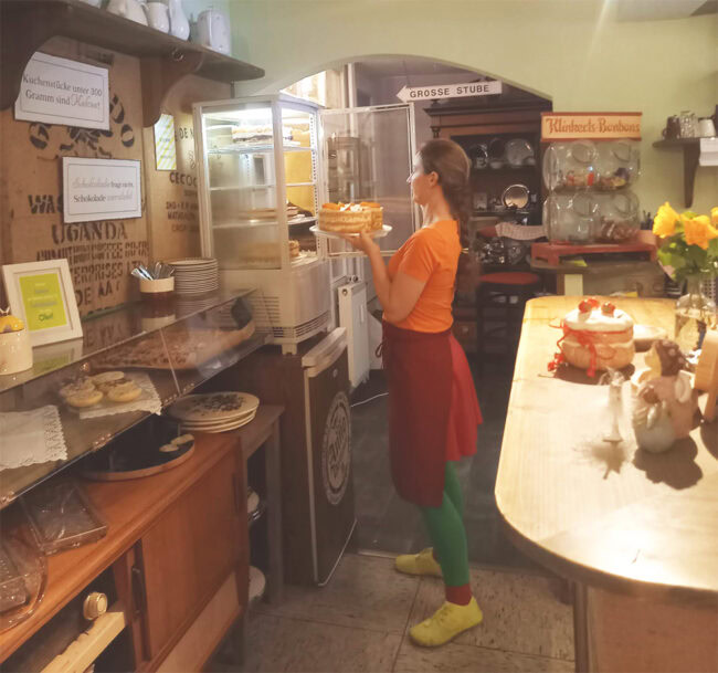 Frühstücksservice in Café Anno Dazumal, traditionelles deutsches Café mit hausgemachten Kuchen und freundlicher Atmosphäre.