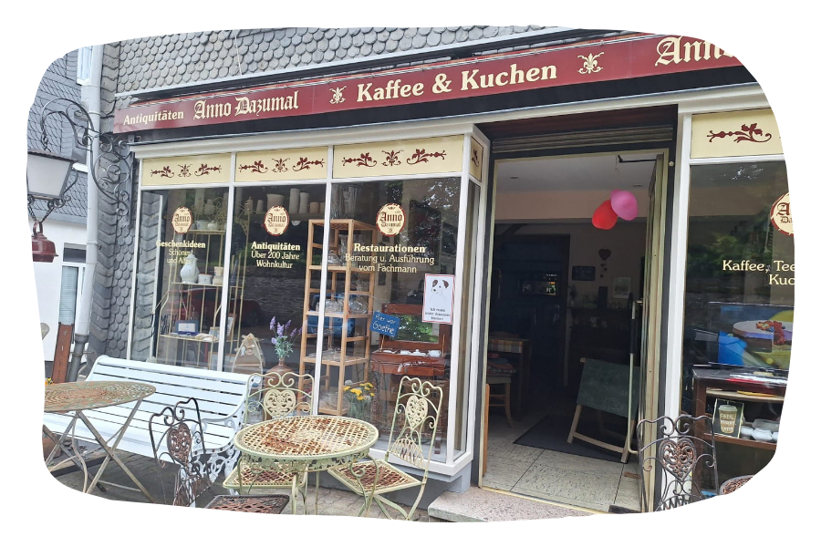 Gediegenes Antiquitäten-Café mit Kaffee, Kuchen und gemütlicher Atmosphäre.
